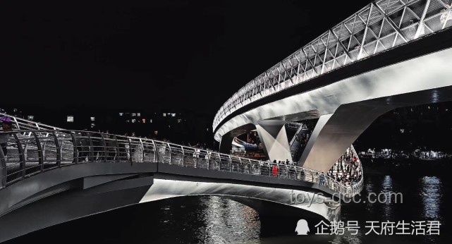 实探武汉杨泗港桥下打卡点：网红景观与商业运营的交融碰撞